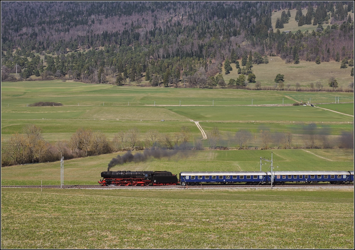 IGE-Abschiedsfahrt vom  Blauen Fernschnellzug . 

01 202 hat Sanceboz-Sombeval verlassen auf dem Weg zum Col Pierre Pertuis. März 2019.