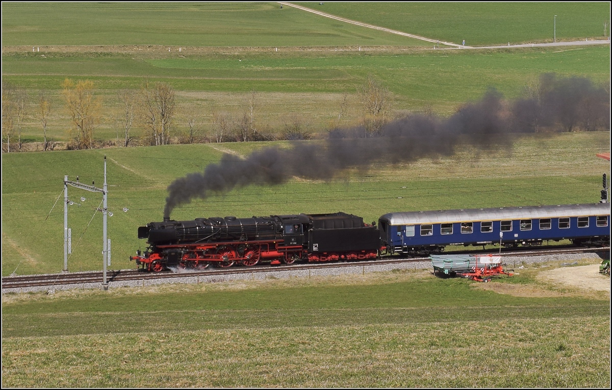 IGE-Abschiedsfahrt vom  Blauen Fernschnellzug . 

01 202 hat Sanceboz-Sombeval verlassen auf dem Weg zum Col Pierre Pertuis. März 2019.