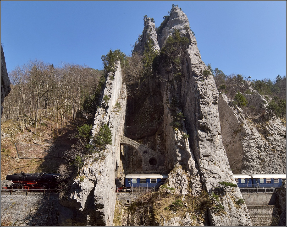 IGE-Abschiedsfahrt vom  Blauen Fernschnellzug . 

Durchfahrt 01 202 durch die bekannte Juraklus bei Moutier/Münster, eine kleine Sequenz. März 2019.
