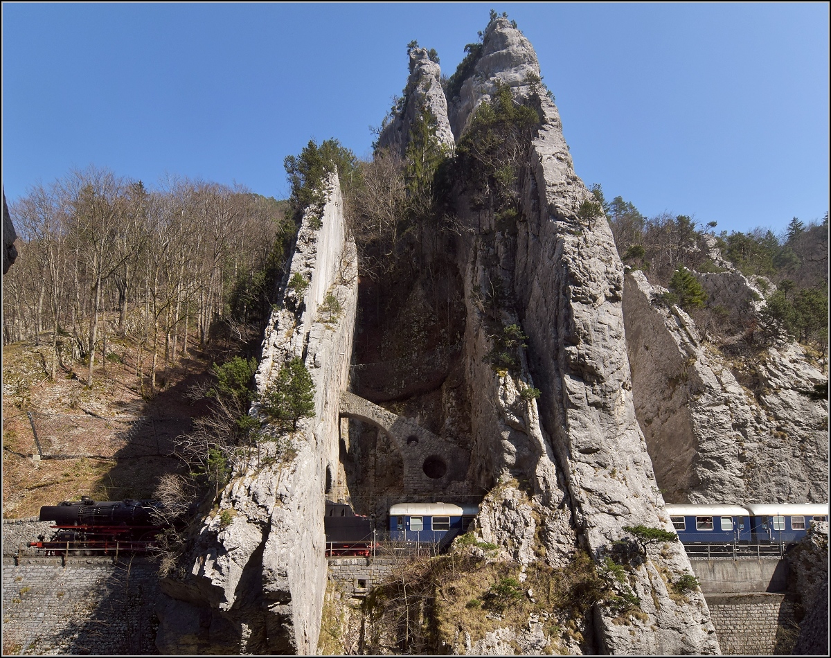 IGE-Abschiedsfahrt vom  Blauen Fernschnellzug . 

Durchfahrt 01 202 durch die bekannte Juraklus bei Moutier/Münster, eine kleine Sequenz. März 2019.