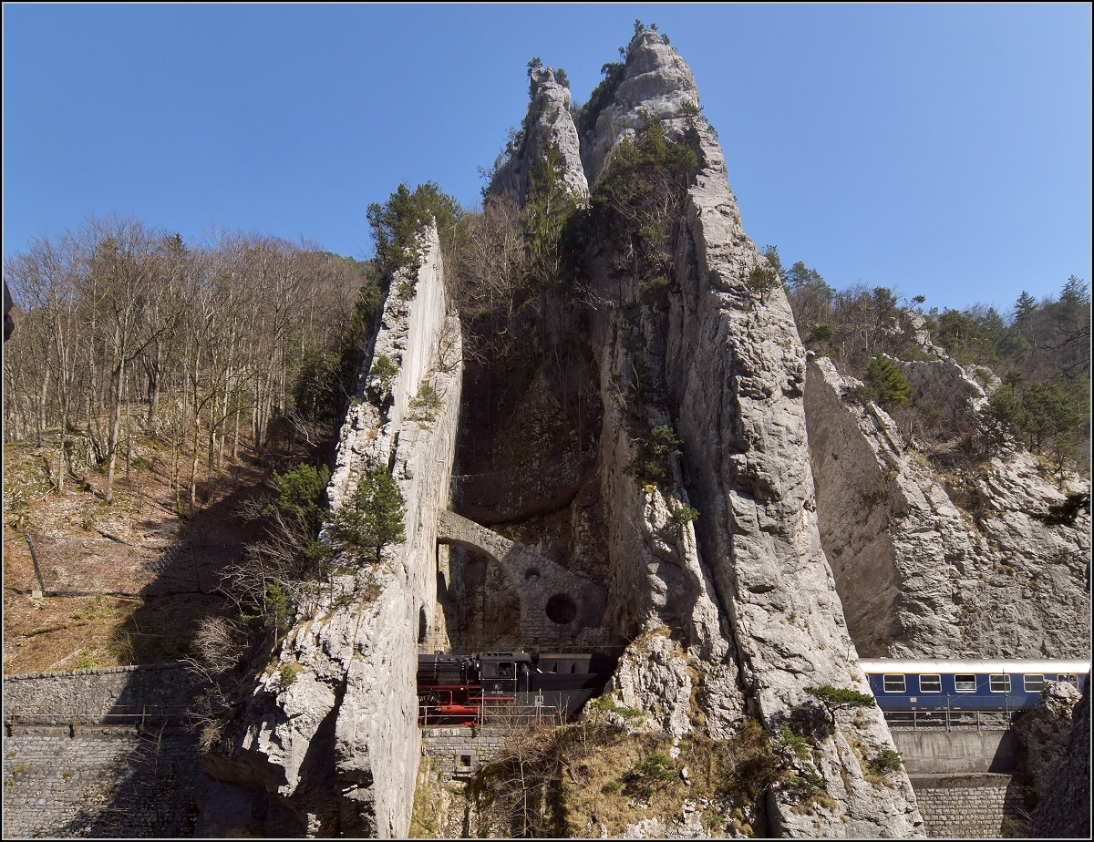 IGE-Abschiedsfahrt vom  Blauen Fernschnellzug . 

Durchfahrt 01 202 durch die bekannte Juraklus bei Moutier/Münster, eine kleine Sequenz. März 2019.
