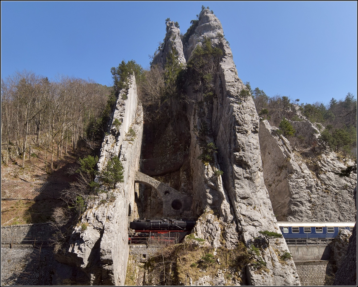 IGE-Abschiedsfahrt vom  Blauen Fernschnellzug . 

Durchfahrt 01 202 durch die bekannte Juraklus bei Moutier/Münster, eine kleine Sequenz. März 2019.