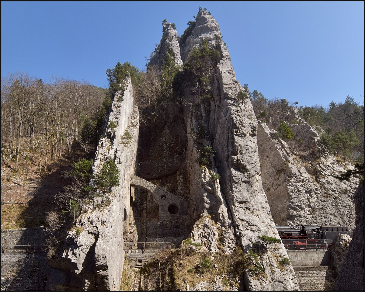 IGE-Abschiedsfahrt vom  Blauen Fernschnellzug . 

Durchfahrt 01 202 durch die bekannte Juraklus bei Moutier/Münster, eine kleine Sequenz. März 2019.