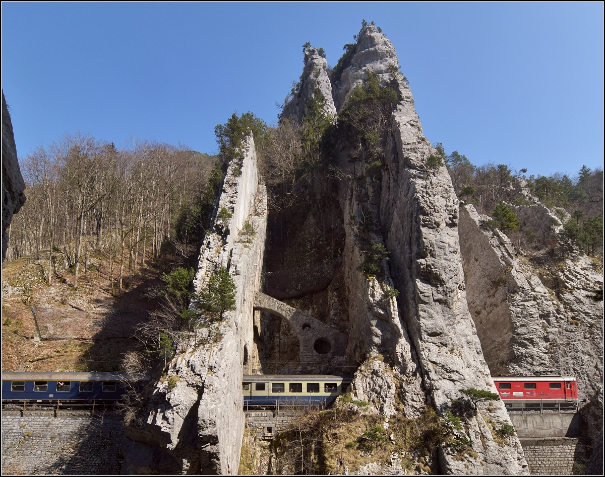 IGE-Abschiedsfahrt vom  Blauen Fernschnellzug . 

Durchfahrt der bekannten Juraklus bei Moutier/Münster. Re 4/4 I 10009 ist am Zugschluss, im Fenster ein ehemaliger BLS-Wagen und davor ein blauer Schnellzugwagen der DB. März 2019.