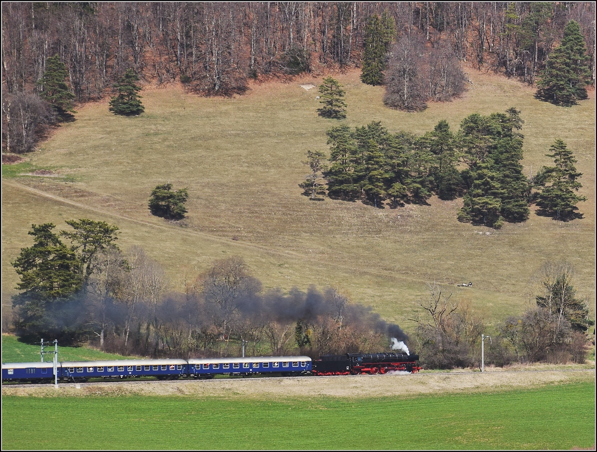 IGE-Abschiedsfahrt vom  Blauen Fernschnellzug . 

In der Steigung zum Col Pierre Pertuis mit 01 202 und Re 4/4 I 10009 zwischen Corgémont und der zweiten Durchfahrt von Sanceboz-Sombeval. März 2019.