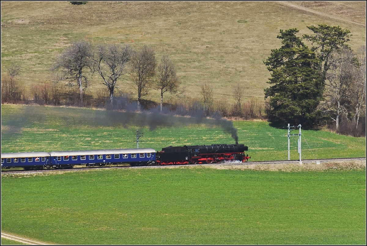 IGE-Abschiedsfahrt vom  Blauen Fernschnellzug . 

In der Steigung zum Col Pierre Pertuis mit 01 202 und Re 4/4 I 10009 zwischen Corgémont und der zweiten Durchfahrt von Sanceboz-Sombeval. März 2019.