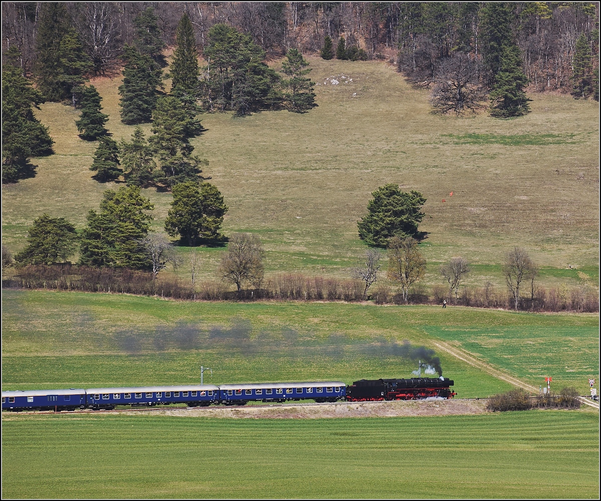 IGE-Abschiedsfahrt vom  Blauen Fernschnellzug . 

In der Steigung zum Col Pierre Pertuis mit 01 202 und Re 4/4 I 10009 zwischen Corgémont und der zweiten Durchfahrt von Sanceboz-Sombeval. März 2019.