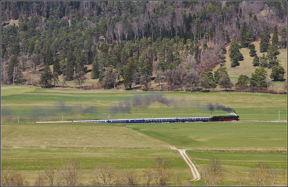 IGE-Abschiedsfahrt vom  Blauen Fernschnellzug . 

In der Steigung zum Col Pierre Pertuis mit 01 202 und Re 4/4 I 10009 zwischen Corgémont und der zweiten Durchfahrt von Sanceboz-Sombeval. März 2019.
