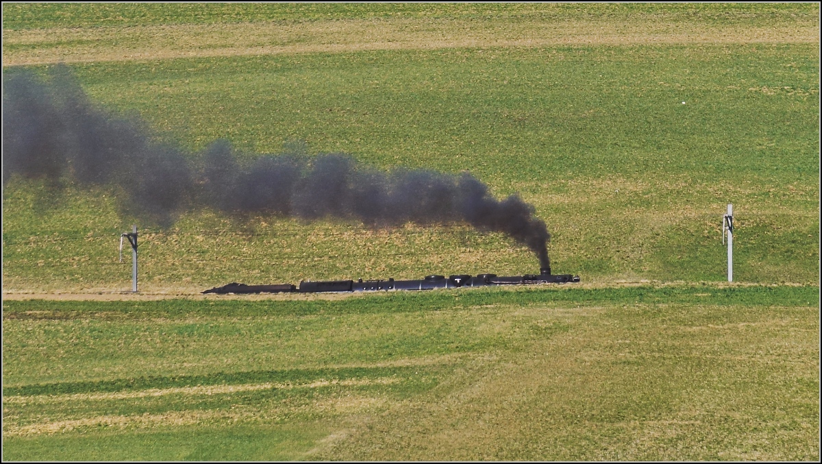 IGE-Abschiedsfahrt vom  Blauen Fernschnellzug . 

In der Steigung zum Col Pierre Pertuis verliert sich 01 202 in der Wiese zwischen Corgémont und der zweiten Durchfahrt von Sanceboz-Sombeval. März 2019.