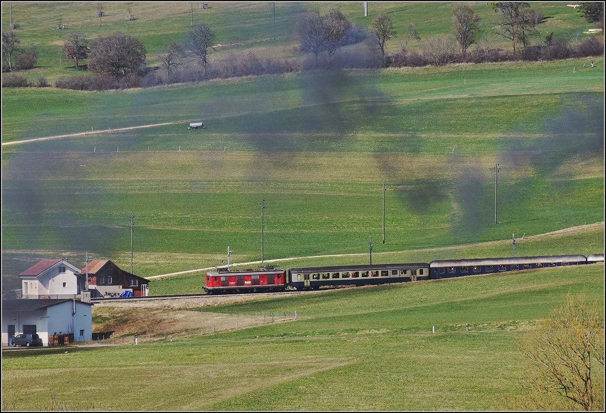 IGE-Abschiedsfahrt vom  Blauen Fernschnellzug . 

In der Steigung zum Col Pierre Pertuis schiebt Re 4/4 I 10009 nach. Corgémont, März 2019.