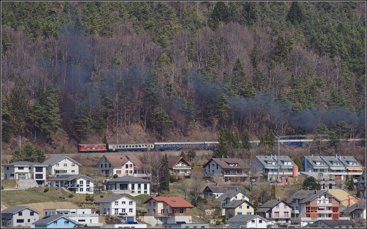IGE-Abschiedsfahrt vom  Blauen Fernschnellzug . 

Oberhalb von Sanceboz-Sombeval schiebt Re 4/4 I 10009 den Zug Richtung Col Pierre Pertuis nach. März 2019.