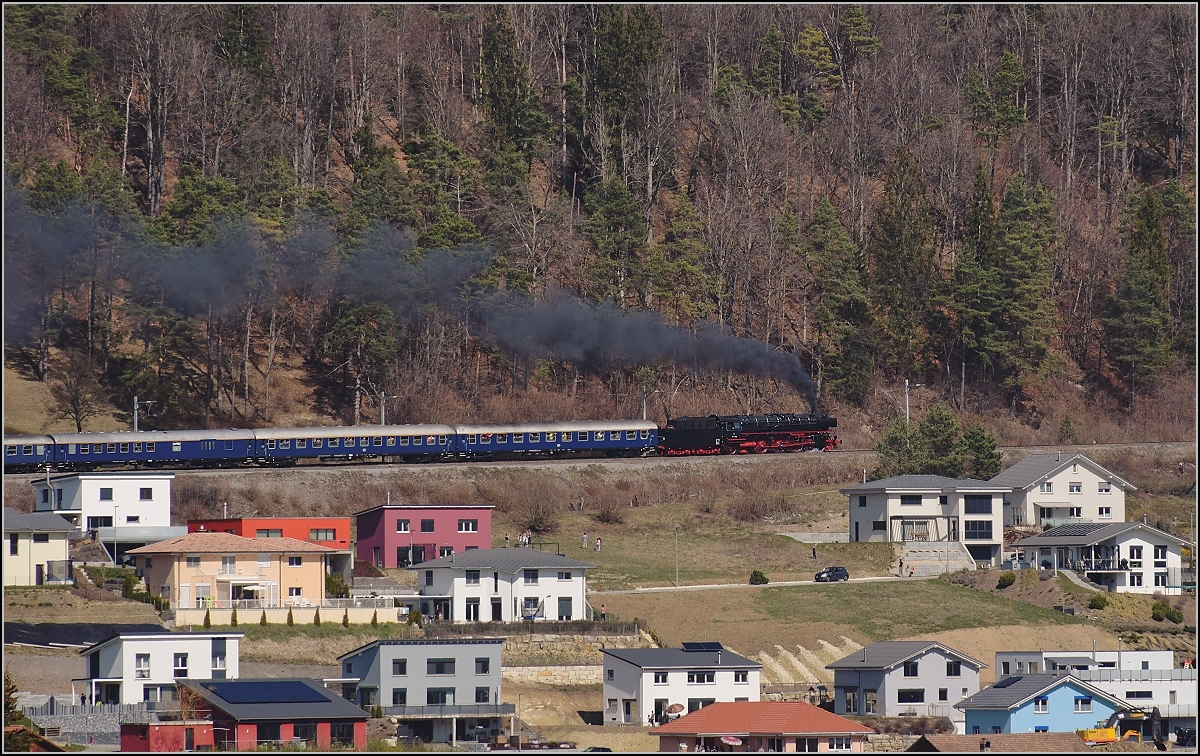 IGE-Abschiedsfahrt vom  Blauen Fernschnellzug . 

Oberhalb von Sanceboz-Sombeval arbeitet 01 202 mächtig um den Zug in Richtung des Tunnels des Col Pierre Pertuis zu ziehen. März 2019.