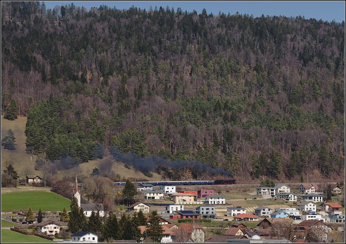 IGE-Abschiedsfahrt vom  Blauen Fernschnellzug . 

Oberhalb von Sanceboz-Sombeval arbeitet 01 202 mächtig um den Zug in Richtung des Tunnels des Col Pierre Pertuis zu ziehen. März 2019.