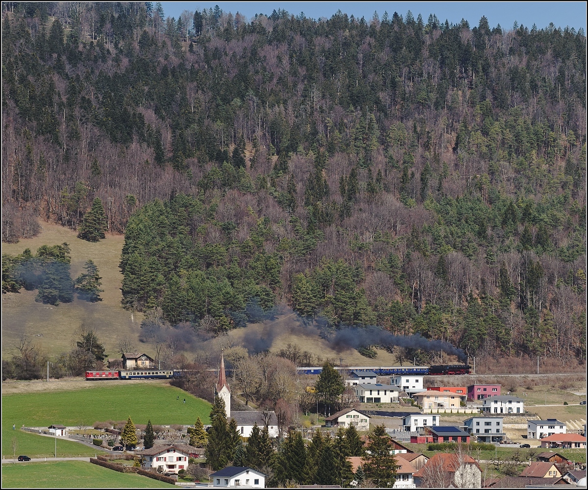 IGE-Abschiedsfahrt vom  Blauen Fernschnellzug . 

Oberhalb von Sanceboz-Sombeval arbeitet 01 202 mächtig um den Zug in Richtung des Tunnels des Col Pierre Pertuis zu ziehen. März 2019.