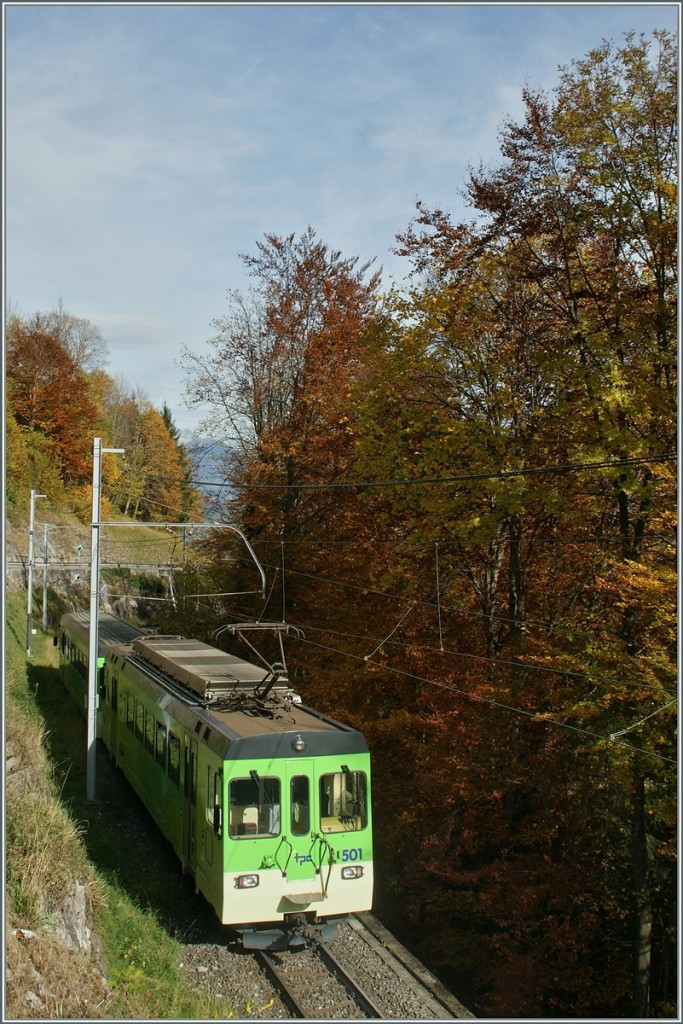 Im Abschnitt Monthey - Champéry nötigt die Streckenführung zur Mitthilfe einer Zahrradstange. Gleich oberhalb von Champéry klinkt sich der hier talwärtsfahrende Zug in eine solche ein. (Da sich die Zahrradstange unter dem Steurwagen befindet ist sie auf diesem Bild leider nicht zu sehen.)
25. Okt. 2014