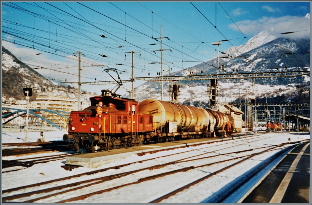 Im Archiv gefunden: Noch ein weiteres Bild einer Ee 3/3 II im Einsatz. Die Ee 3/3 II 16519 rangiert in Brig. Die schlechte Bildqualität war dann (endlich) ein Grund, mir in der Folge eine Digitalkamera zuzulegen. 

Analog Foto / 19. Jan. 2006