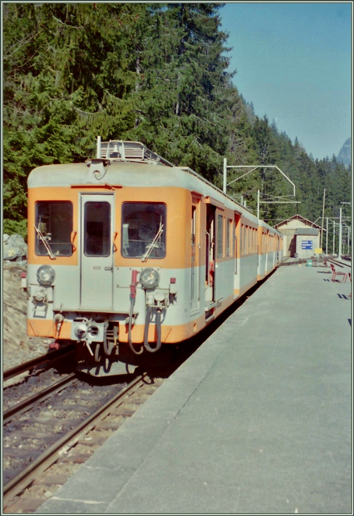 Im August 1995 warten mehrere Z 600 - Triebwagen im Grenzbahnhof Le Châtelard Frontière auf Anschlussreisende nach Chamonix.(Gescanntes Foto) 