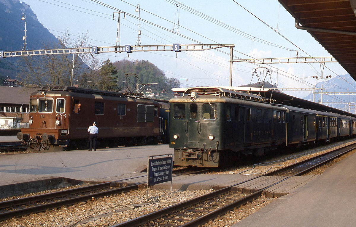 Im Bahnhof Interlaken Ost treffen Normal- und Meterspur aufeinander, hier Anfang Mai 1981 die BLS Re 4/4 176 und SBB Deh 4/6 906 der Br�nigbahn