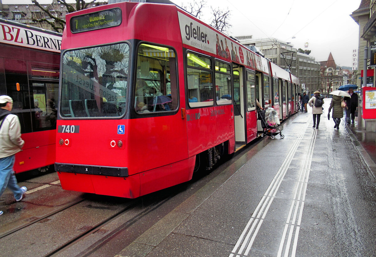 Im Berner Trambetrieb: Kinderwagen im Regen. Vevey Wagen 740, der bald nicht mehr in Bern fahren wird. Hirschengraben, 18.Januar 2024 