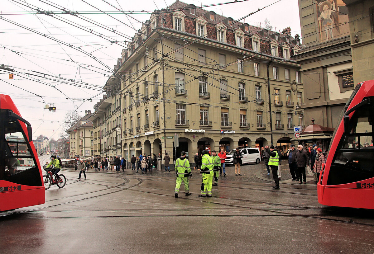 Im Berner Trambetrieb: Von zwei Seiten, 662 und 665 gucken sich an. Zytglogge, 1.Februar 2024 