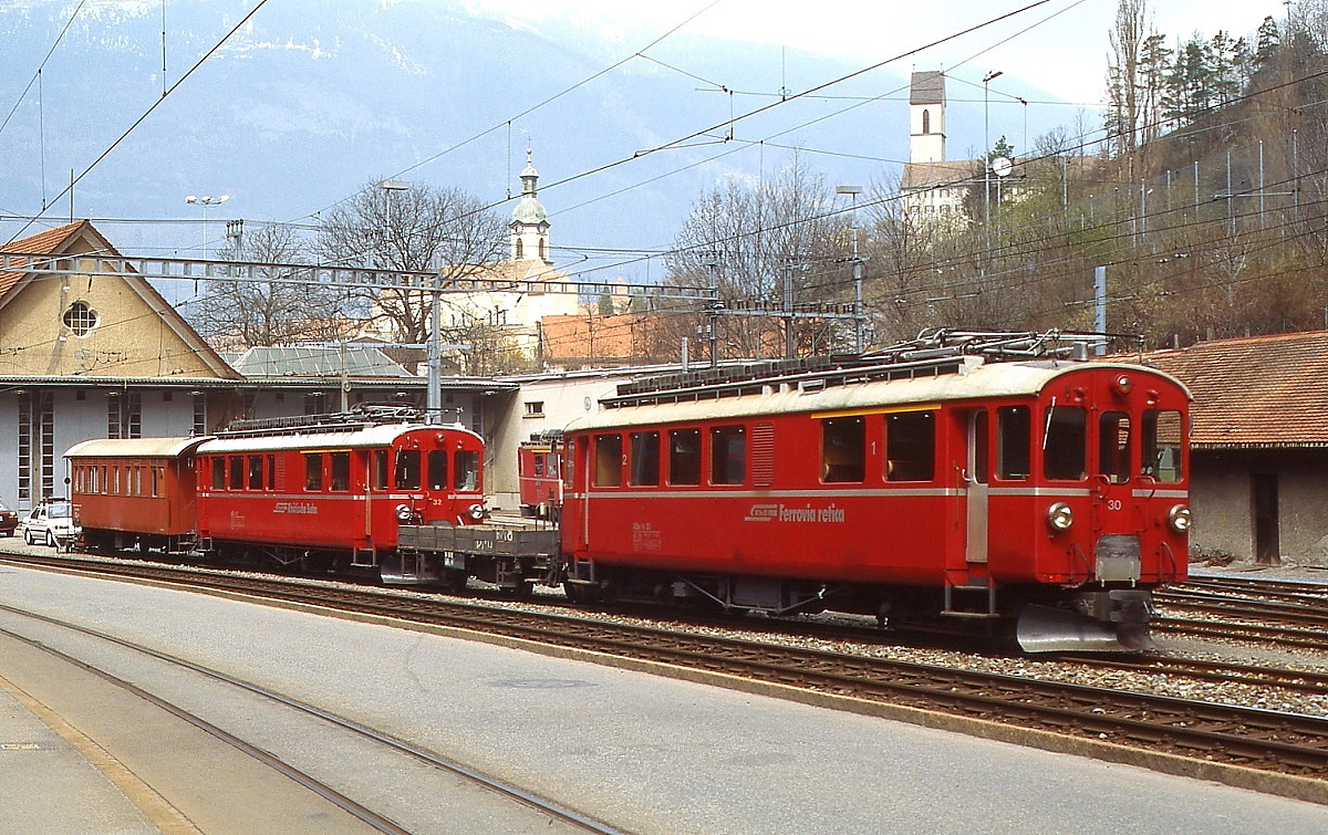 Im besten Licht stehen die Berninabahn-Triebwagen ABe 4/4 I 30 und 32 im April 1996 vor dem Depot Sand in Chur. Nach Umstellung auf Wechselstrom wurde das Depot aufgel�st und wird heute von einem Gleisbauunternehmen zur Fahrzeugabstellung genutzt.
