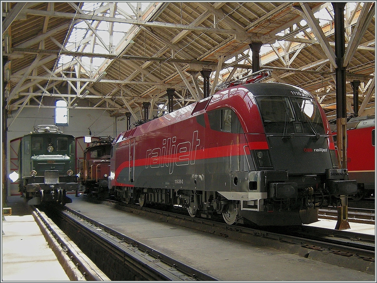Im Depot von Lausanne übernachtet neben der SBB Ae 4/7 10976 die ÖBB Rail-Jet 1116 201-7. 5.Juli 2008