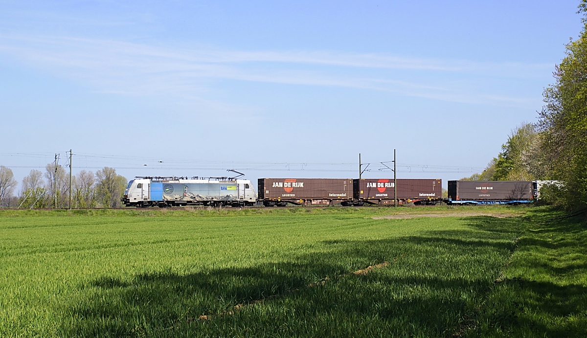 Im Einsatz für BLS Cargo ist z. Zt. die 186 185-3 von Railpool, hier passiert sie am 23.04.2021 die Stadtgrenze zwischen Neuss und Kaarst