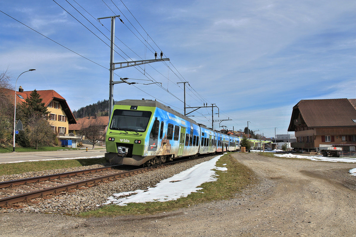 Im Entlebuch: Der Regionalexpress Bern - Luzern mit Lötschberger Nr. 106 + NINA 015 in Escholzmatt. 25.März 2021