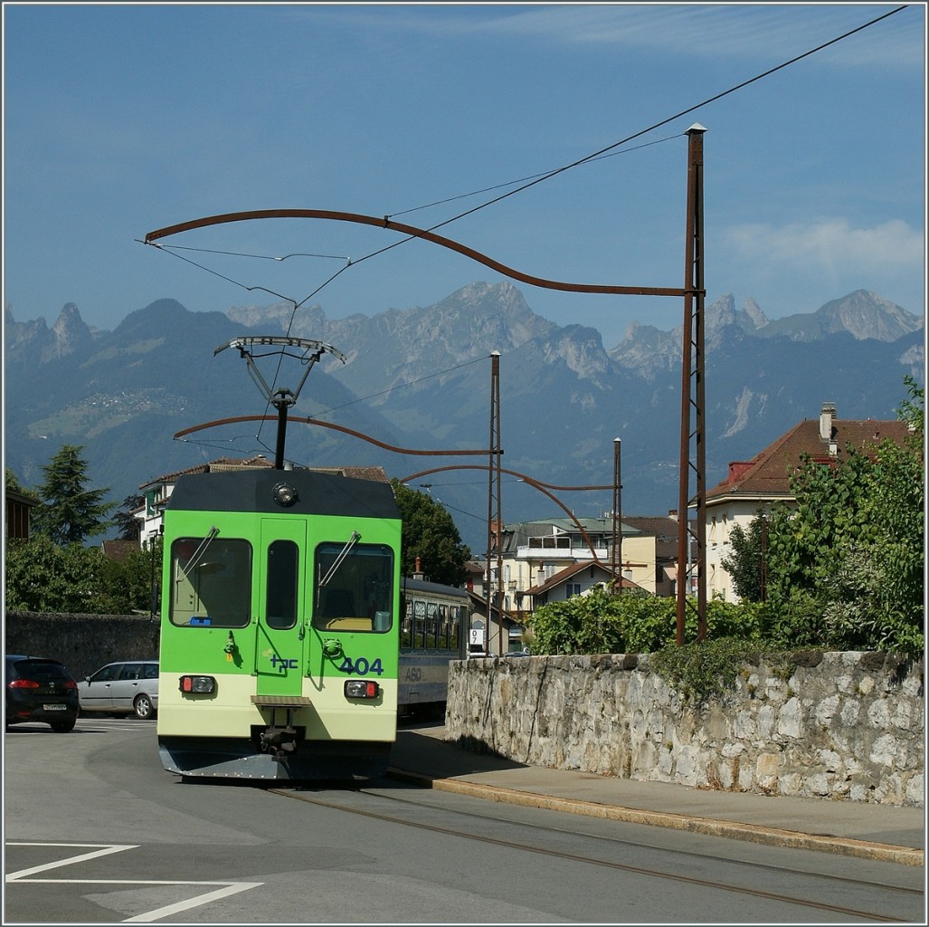 Im Gegensatz zur AOMC verlaufen die ersten Kilometer der ADS und AL in Aigle nicht eigentrassiert auf der Strasse; hier ist der ASD BDe 4/4 404 auf der Fahrt zwischen Aigle Depot ASD und Place-du-Marché unter den alten Ursprungsfahrleitungsmasten zu sehen. 
22. Aug. 2013