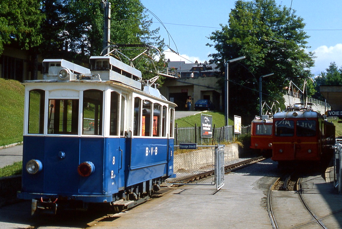 Im Juli 1983 ist der ex-Z�richer Be 2/2 8 der BVB vor dem Depot in Bevieux abgestellt