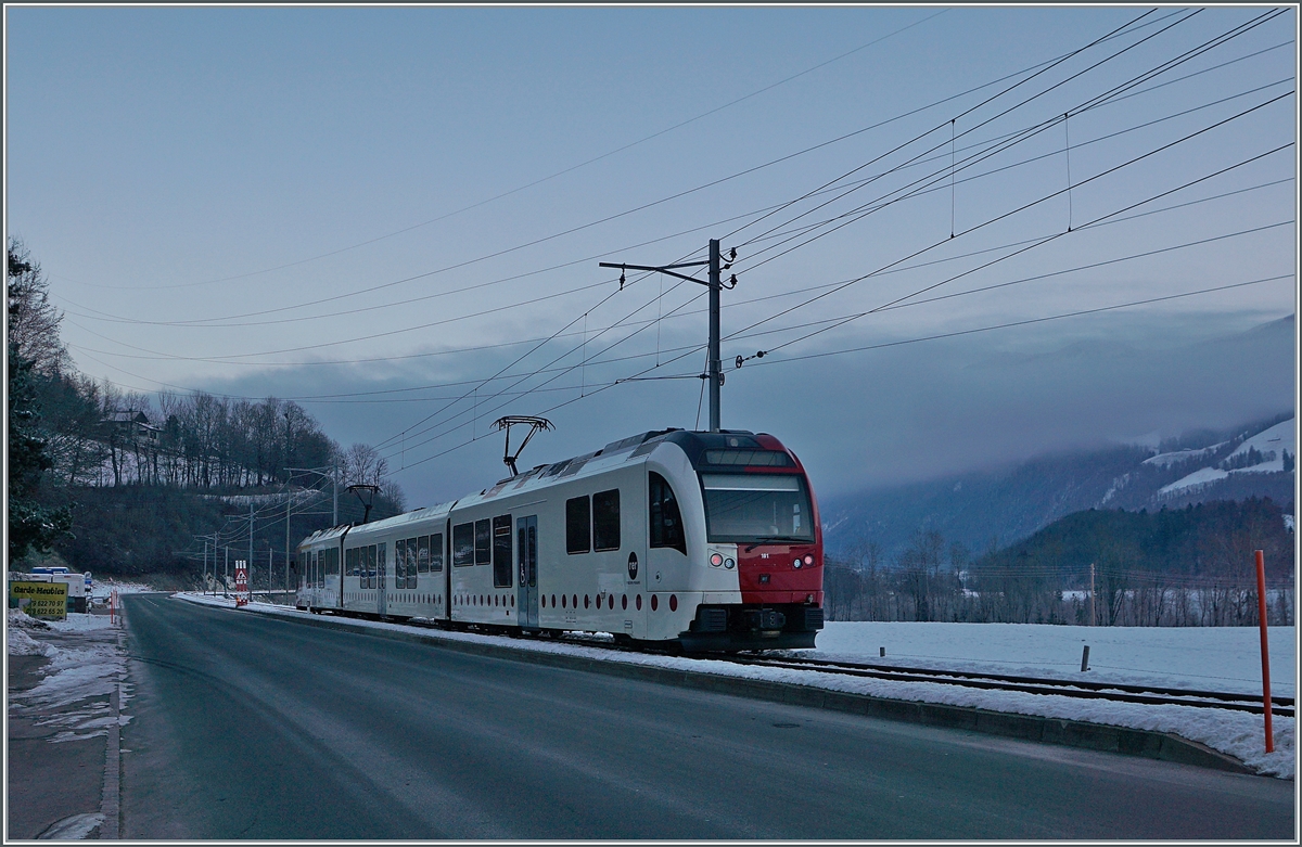 Im kalten Tal dem Mittellandnebel entgegen; der TPF ABe 2/4 - B - Be 2/4 101 ist kurz nach Neirivue auf der Fahrt in Richtung Bulle

11. Jan. 2021