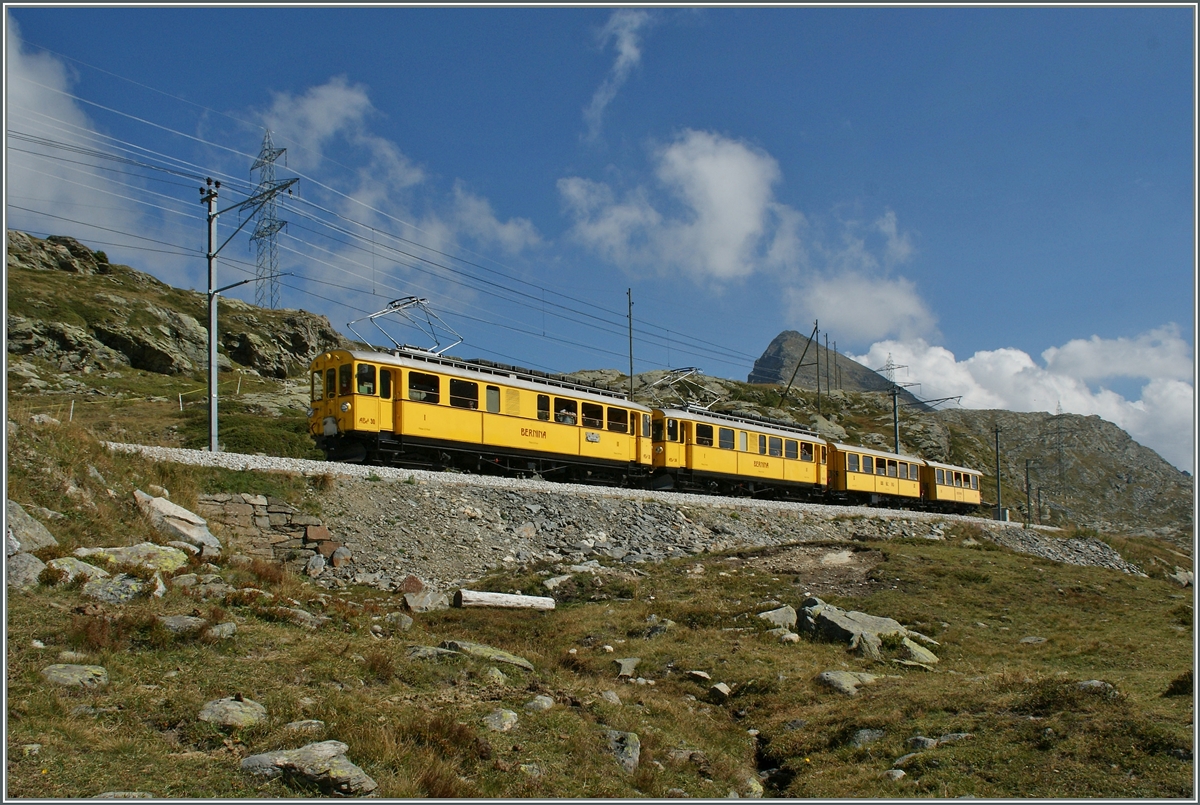 Im klassischen Bernina-Bahn-Gelb zeigen sich die beiden ABe 4/4 N� 30 und 35 mit zwei B2 auf der Fahrt Richtung Norden kurz von Bernina Ospizio.
10 Sept. 2011 
