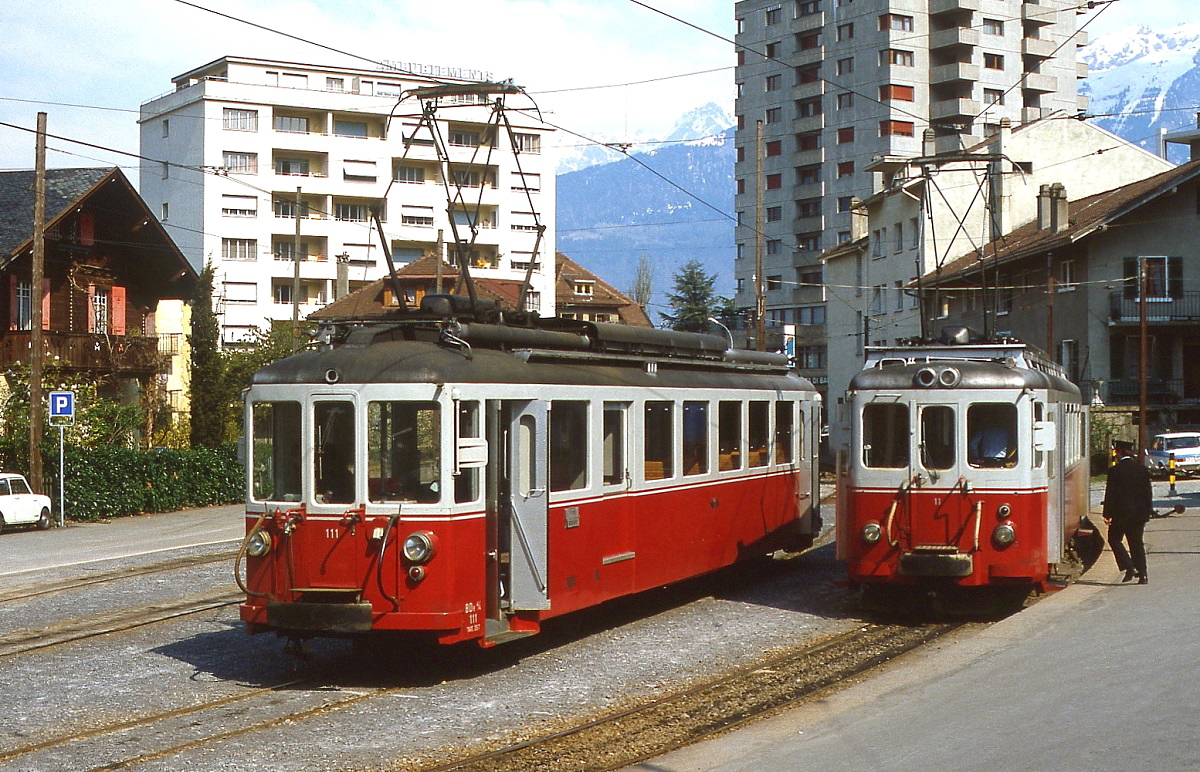 Im Mai 1980 begegnen sich BDe 4/4 111 und der Zahnradtriebwagen BDeh 4/4 der AOMC in Monthey Ville. Der BDe 4/4 111 wurde 1949 von SWS/MFO als BFe 4/4 5 an die 1969 eingestellte Sernftalbahn geliefert und sp�ter an Stern & Hafferl/�sterreich verkauft. Dort wurde er 1987 beim Brand des Lokschuppens in Attersee schwer besch�digt und anschlie�end verschrottet. Den BDeh 4/4 11 lieferte SWP/BBC 1954 in die AOMC.