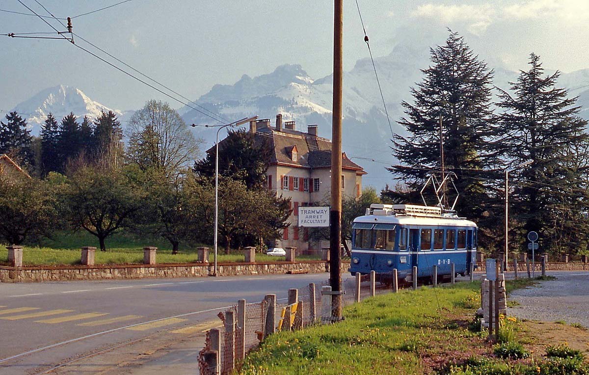 Im Mai 1980 fährt der Be 2/3 15 der BVB die Route de Gryon entlang von Bevieux nach Bex