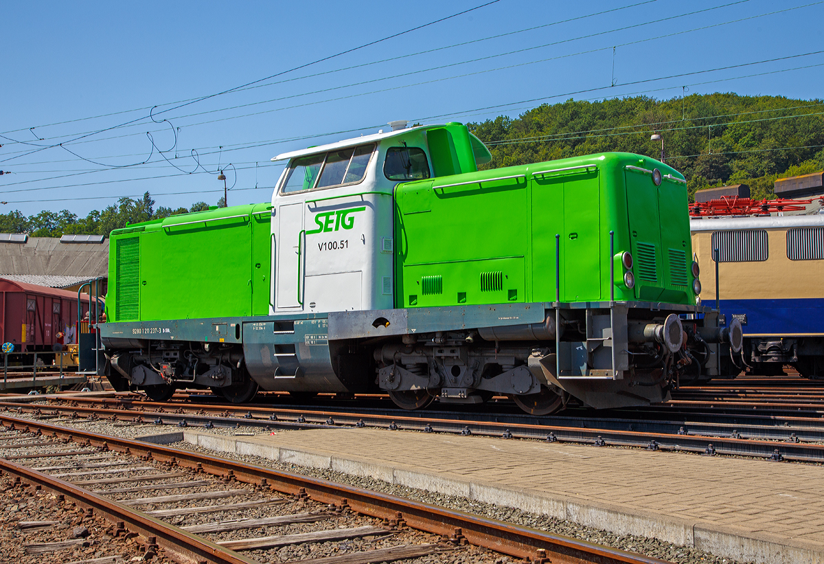 
Im neuen grün-weißen Outfit der SETG....
Die SETG V100.51 alias  211 237-3 (92 80 1211 237-3 D-SRA) der Salzburger Eisenbahn TransportLogistik GmbH, ex DB 211 237-3, ex DB V 100 1237, steht am 30.06.2019 vor dem Siegener Ringlokschuppen (Südwestfälische Eisenbahnmuseum Siegen).

Hier hat sie vor kurzem ihre neue Lackierung bei Rail-Design Bäcker bekommen, wie immer ist sie sehr gut gelungen.
Eigentlich steht die Lok auch in ihrer alten Heimat, denn sie war bei der DB dem BW Siegen zugeordnet.
Viele Quellen  schreiben als NVR-Kennung D-SETG, aber angeschrieben ist D-SRA für S-Rail GmbH (Freilassing) ein Tochterunternehmen Salzburger Eisenbahn TransportLogistik GmbH.

Im März 2019 konnte ich sie noch in Hamburg in northrail Outfit fotografieren, siehe https://hellertal.startbilder.de/bild/Deutschland~Unternehmen~Northrail/656611/die-northrail-211-237-3-92-80.html

Die V 100.10 (West) wurde 1961 von Krupp unter der Fabriknummer 4347  gebaut und als V 100 1237 an die Deutsche Bundesbahn geliefert, zum 01.01.1968  erfolgte die Umzeichnung in 211 237-3 und bereits 1987 die Ausmusterung bei der DB. 1990 ging sie über On Rail Gesellschaft für Eisenbahnausrüstung und Zubehör mbH an die Solvay Österreich GmbH, Werk Ebensee (A)  als 211 237-3 „Didi 1“.
2010 kam sie wieder nach Deutschland zur northrail GmbH in Kiel als Mietlok bis sie Ende 2018 an die SETG verkauft wurde.