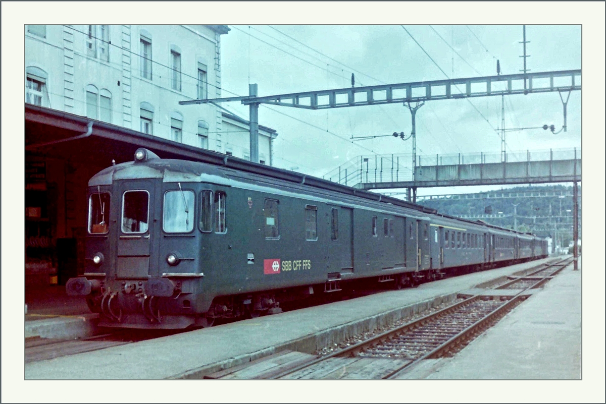 Im Sommer 1987 steht dieser Regionalzug nach Delémont in Porrentury zur Abfahrt bereit. 
Beachtenswert ist der Steuerwagen, der auch über einen PTT  Briefkasten  verfügt.

August 1987