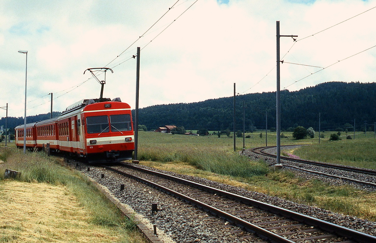 Im Sommer 1997 verl��t BDe 4/4 613 Le Noirmont in Richtung Glovelier, rechts geht es nach Tavannes