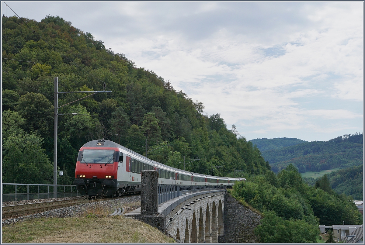 Im Sommer 2018 standen unter anderem auch auf der Hauensteinlinie Baumassnahmen an, so dass die  Alte Hauensteinlinie  in den Genuss von Umleitungsverkehr kam: Dies Bild zeig schön, dass der Rümlinger Viadukt im Bogen liegt und die Strecke früher zweigleisige ausgebaut war. 

7. Aug. 2018