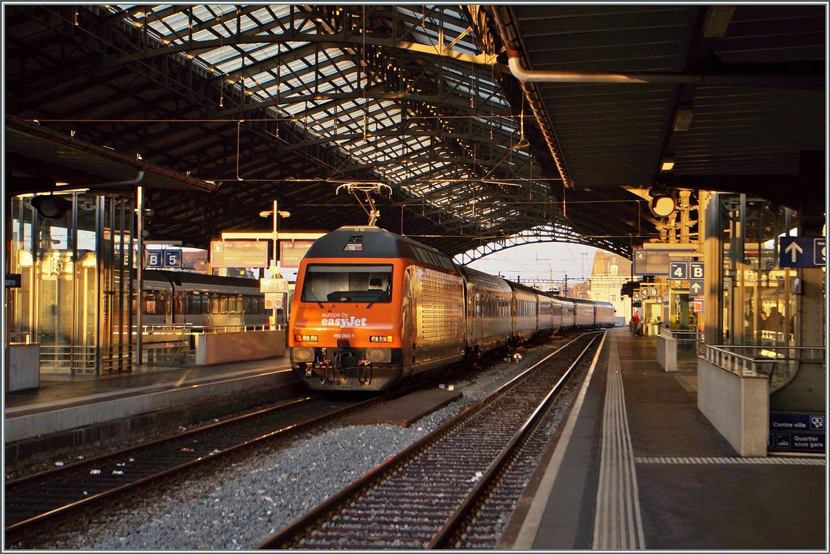 Im tiefen, ersten Morgenlicht zeigt sich die neuen SBB Werbeloks Re 460 063-1, welche für die Fluggesellschaft  Easy Jet  wirbt. 
2. Nov. 2014