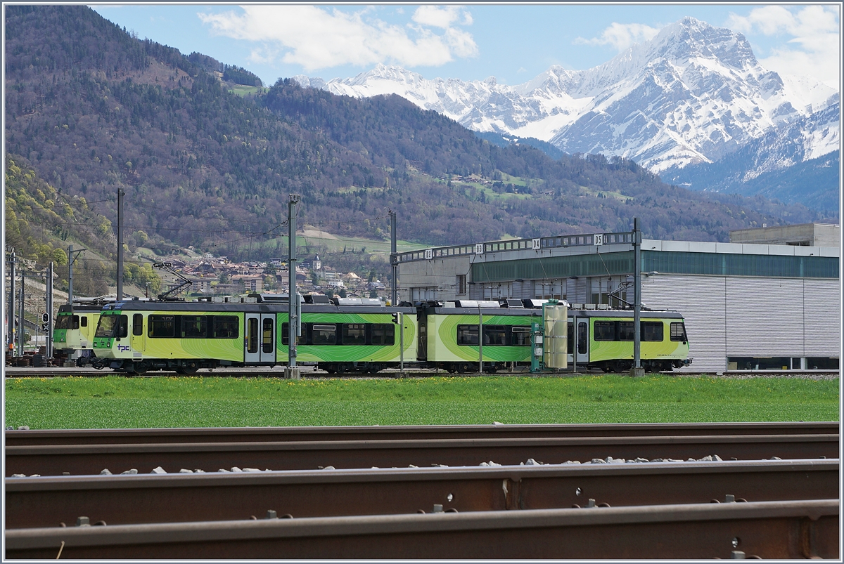 Im TPC Dépôt von Aigle steht ein TPC BDeh 4/8 der nach dem Umbau sowohl auf der AOMC sowie auf der ASD eingesetzt werden kann.
Im Vordergrund die Gleise der Simplon-Strecke Lausanne Brig. 

12. April 2018 
