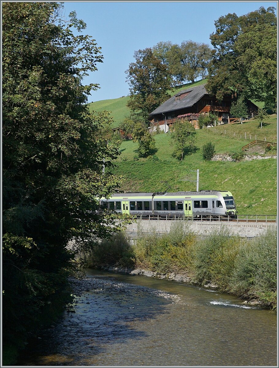 Im Vordergrund die Ilfis, im Hintergrund am steilen Hang ein Bauernhaus und in Mitte,  eingeklemmt  ein BLS RABe 535  Lötschberger  auf der Fahrt in Richtung Bern. Das Bild entstand in der Nähe von Trubschachen. 

30. Sept. 2020