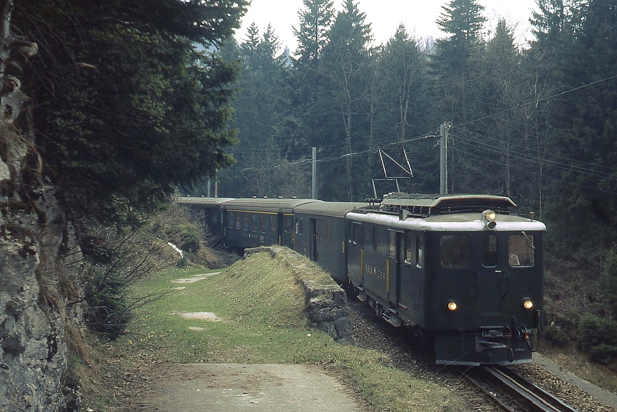 Im Zahnradabschnitt zwischen dem Br�nigpass und Lungern bef�rdert ein Deh 4/6 der Br�nigbahn Anfang Mai 1981 einen Regionalzug nach Luzern 