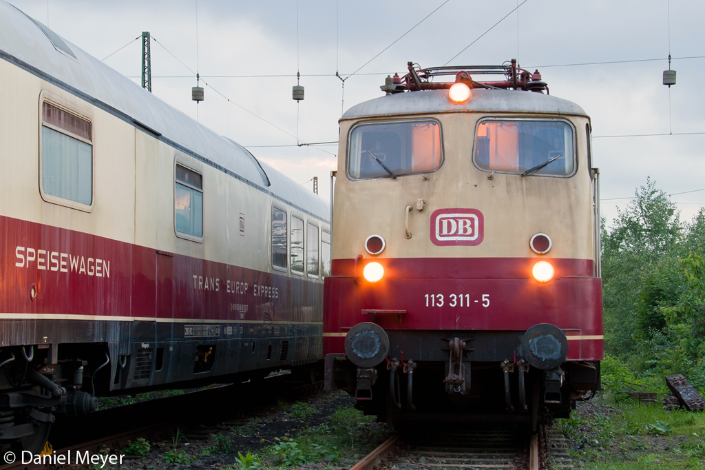 Impressionen aus dem DB Museum Koblenz L�tzel. Die 113 311-5 neben dem TEE Speisewagen am 23.05.2013
