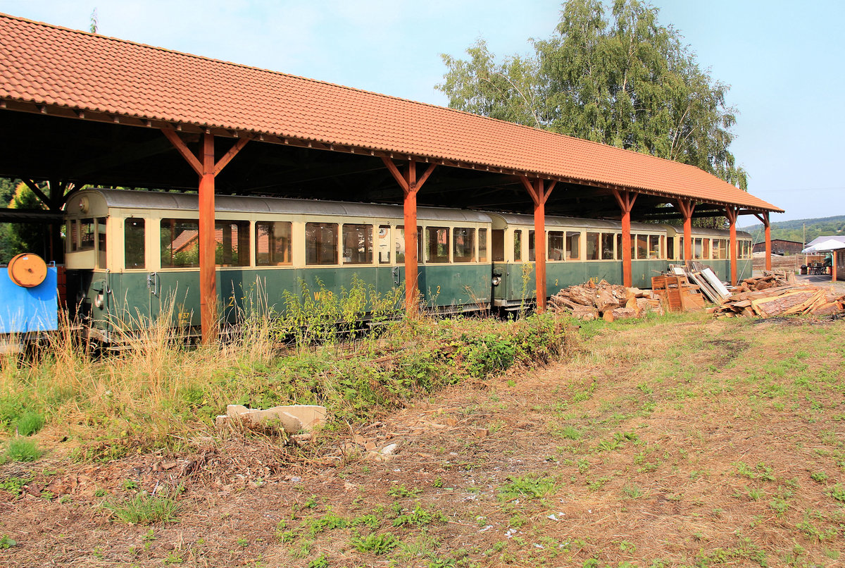 In Abreschviller stehen bei der Chemin de Fer Forestier d'Abreschviller die drei WAB Wagen 37, 33 und 32 noch im Schuppen und warten auf einen Umbau. 22.Juli 2018 