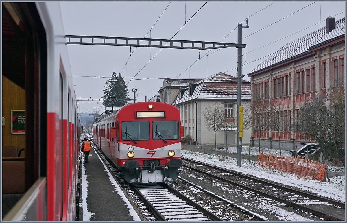 In Alle kreuzt unser Zug nach Bonfol den Gengenzug nach Porrentury, was einige Zeit in Anspruch nimmt, da der Bahnhof von Alle �ber Handweichen verf�gt. 
11. Jan. 2019