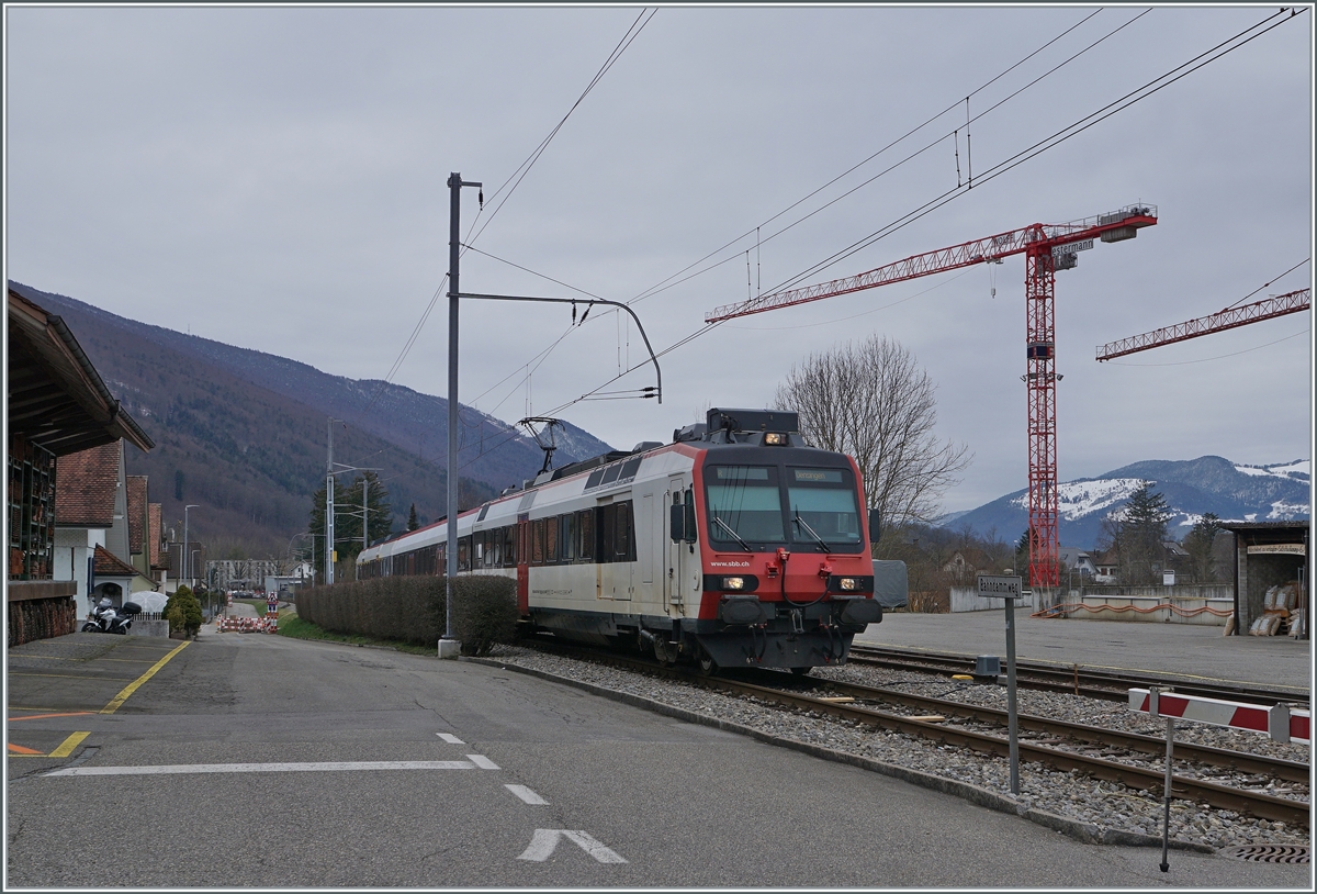 In Anbetracht der vielen verschiedenen Fahrzeuge die es jeweils in Balsthal zu sehen gibt,  zeigt sich der OeBB Regelverkehr eher nüchtern: ein SBB Domino erreicht von Oensingen kommend sein Ziel Balsthal.

21. März 2021