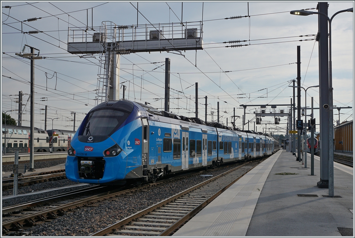 In Annemasse erreichen die SNCF Coradia Polyvalent régional tricourant Z 31501 und der Z 31 539 nach Evian den Bahnhof. 

28. Juni 2021