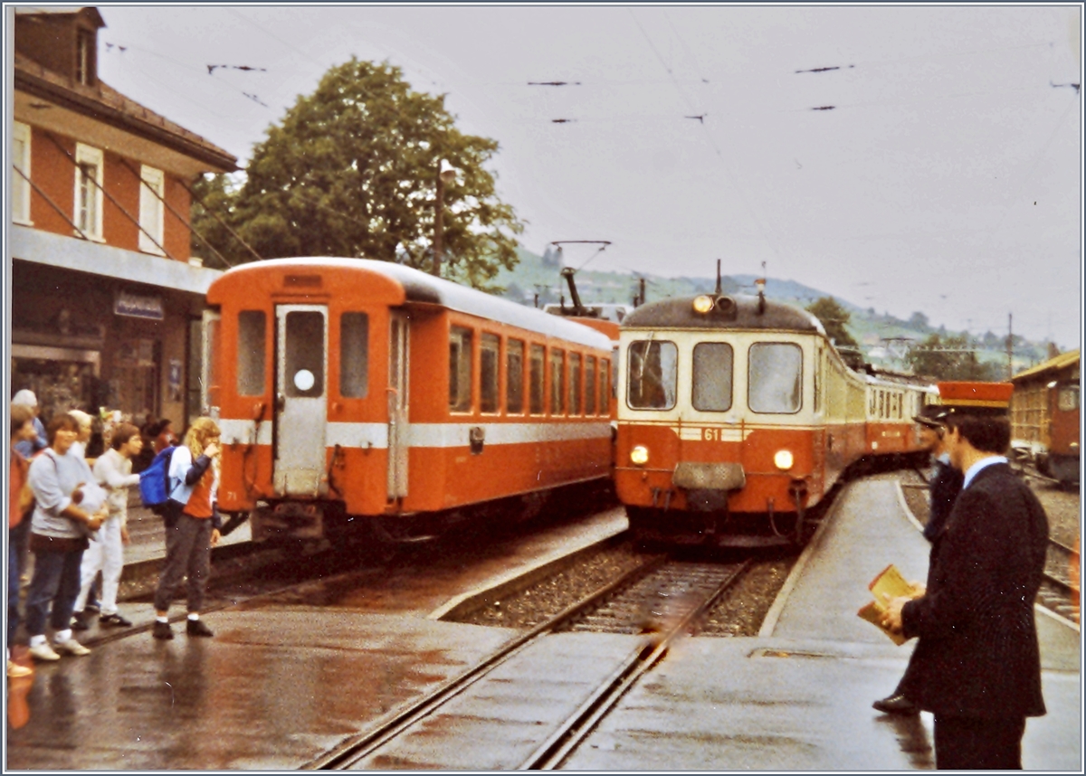 In Appenzell steht ein Regionalzug der SGA nach St.Gallen (von hinten zu sehen), während auf dem Gleis nebenan der Regioanlzug von Wasserauen nach Gossau eintrifft.
110 Film / Sept. 1983
