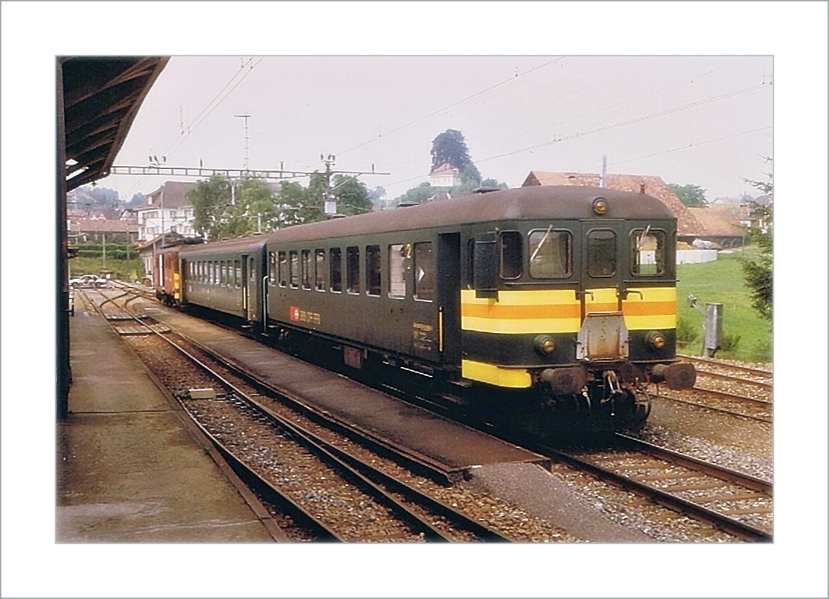 In Beromünster wartet der  Münster-Pendel  auf die Rückfahrt nach Beinwil am See. An der Spite des Zuges ein Bti Steuerwagen. Der Mittelwagen ist ein EW II und die Traktion übernimmt ein De 4/4. 

Analogbild vom Juli 1987