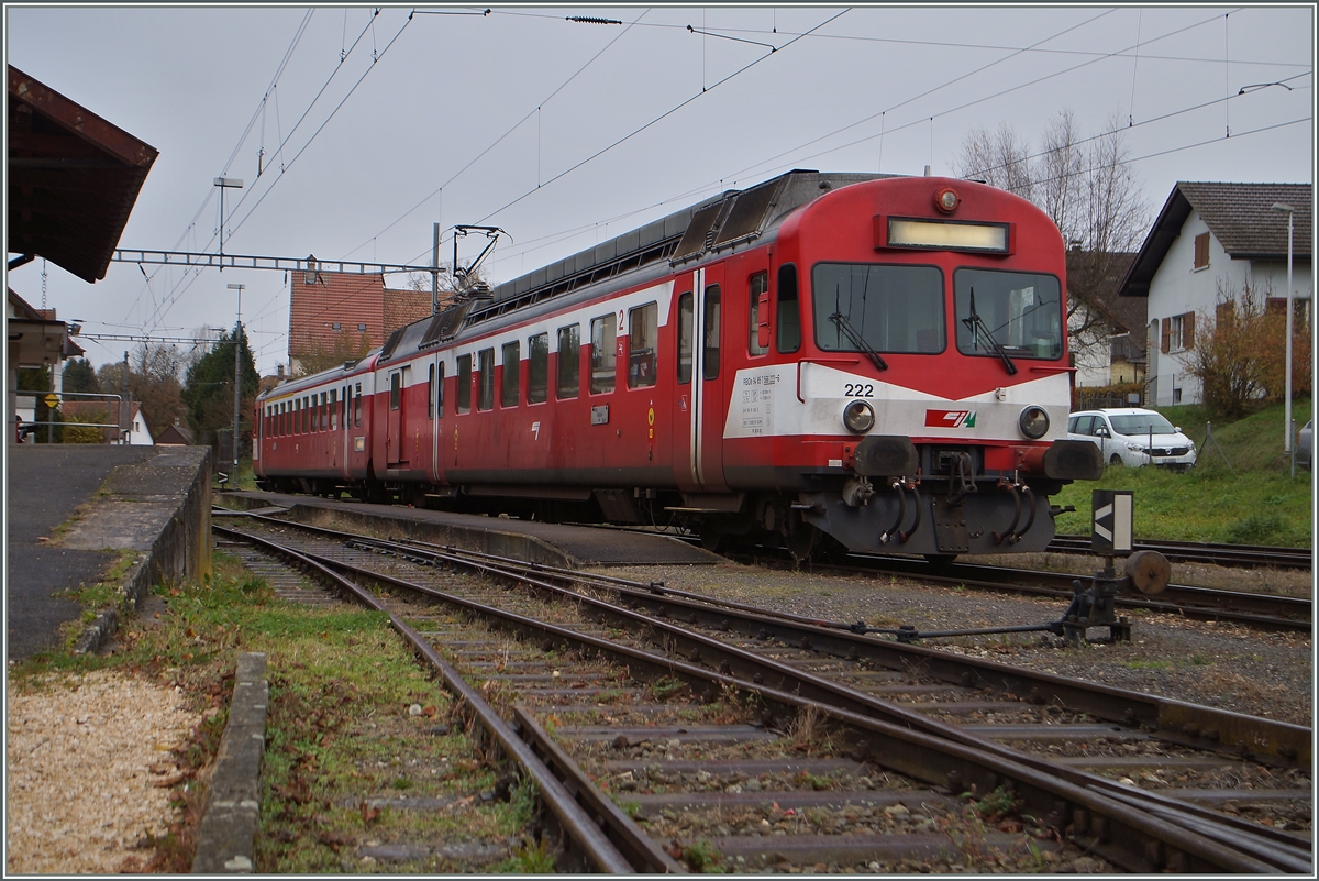 In Bonfol steht der RBDe 4/4 (94 85 7 566 22-6)  mit seinem Bt 50 85 80 35 922-4 als Regionalzug 26453 nach Porrentruy zur Abfahrt bereit.
17. Nov. 2014